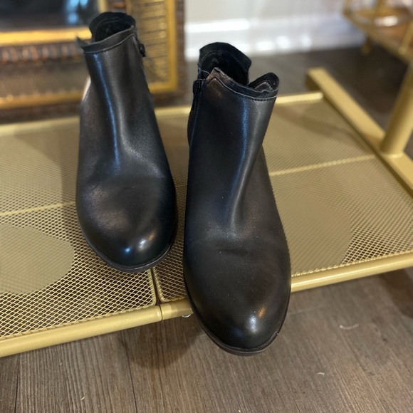 Sleek Black Ankle Boots with zipper and Low Heel - Picture 1 of 6